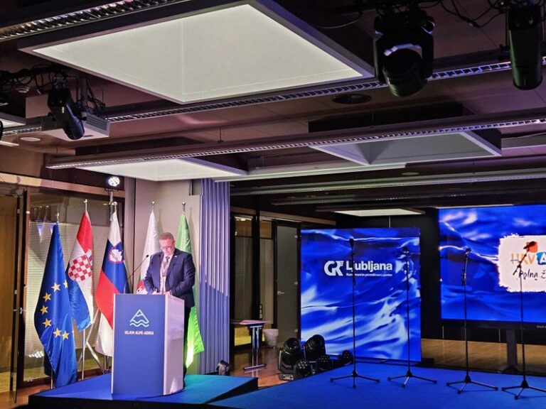 06cecca3-be5e-4a3e-8b1d-131881d4bc22